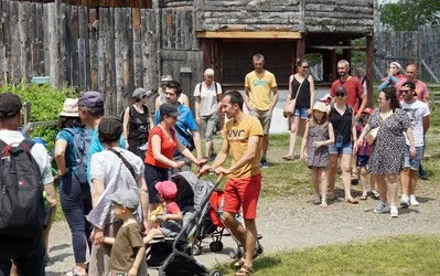 Photo d'un groupe de personnes heureux